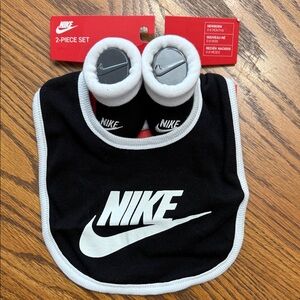 Nike Black and White Bib and Booties Set